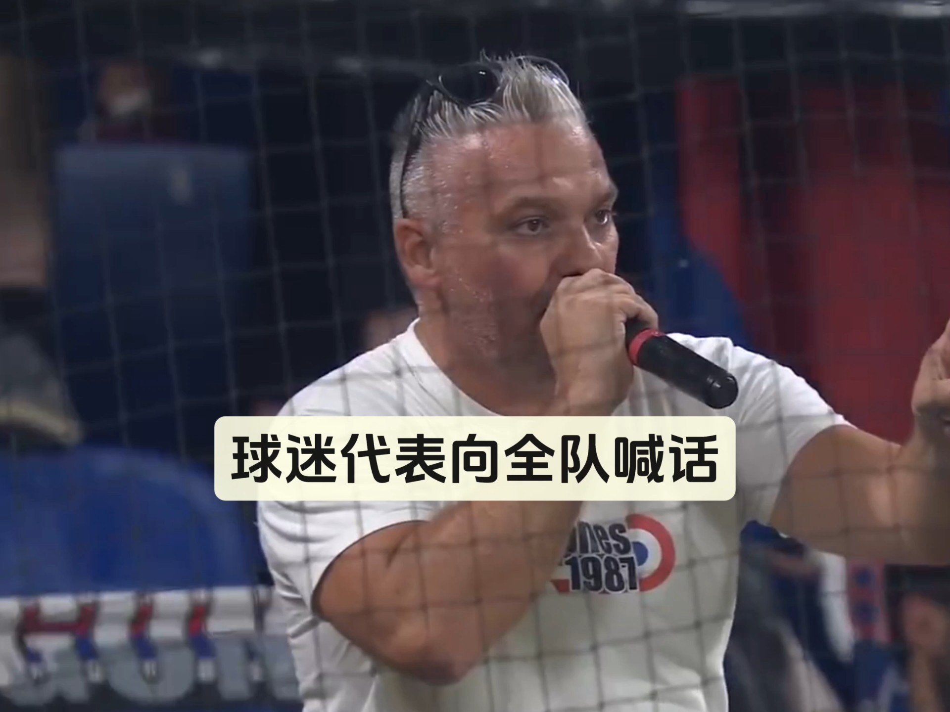 球场外的精彩表现！球员们赢得球迷心声的简单介绍